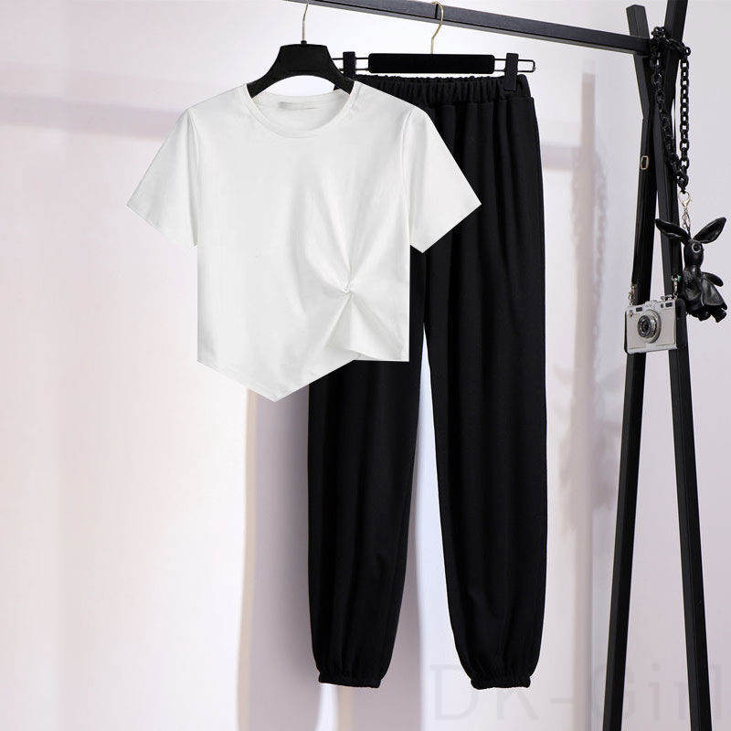 ホワイト/Tシャツ+ブラック/パンツ