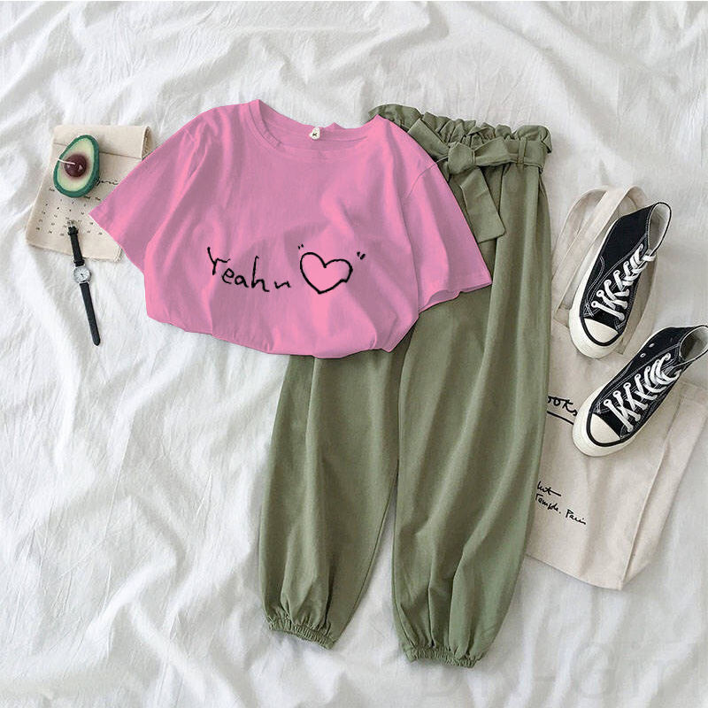 ピンク/Tシャツ+グリーン/カジュアルパンツ