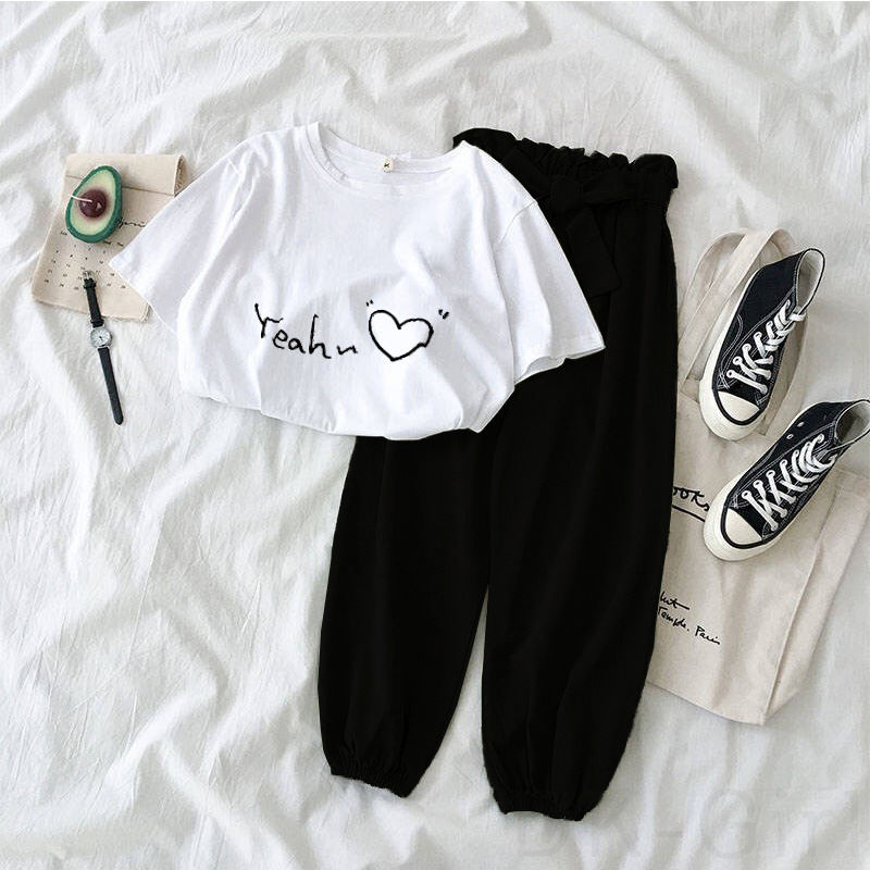 ホワイト/Tシャツ+ブラック/カジュアルパンツ