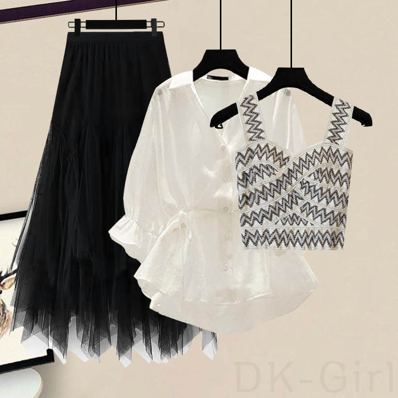 ホワイトシャツ/アプリコットキャミソール+ブラックスカート