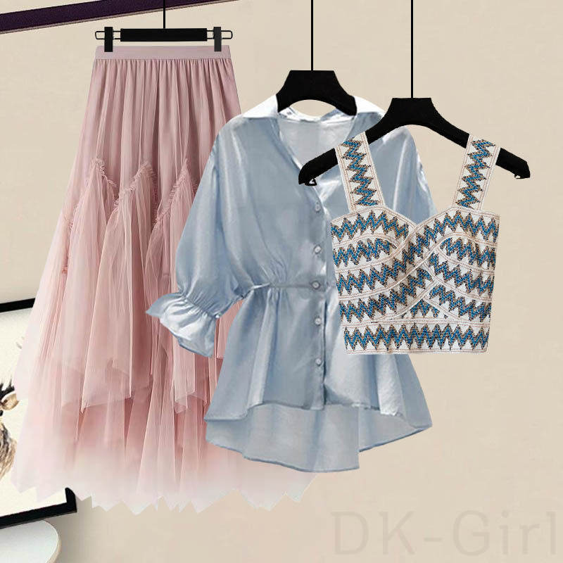 ブルーシャツ+ブルーキャミソール+ピンクスカート