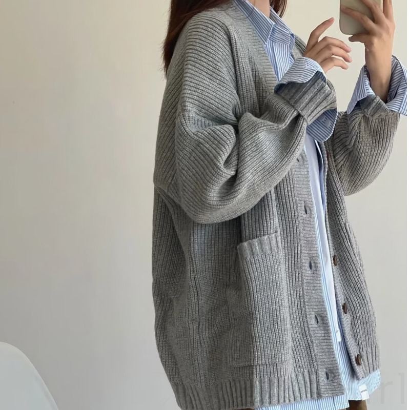 シャツカーディガン シンプル カジュアル 韓国ファッション オシャレ 服 秋  服 大きめのサイズ感 ニット 長袖 一般 一般 Vネック シングルブレスト ボタン 無地 クローズドバック 気分転換 休日